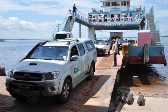 Embarcando a Fiona para cruzar o rio Amazonas, em Manaus. Do outro lado está a estrada para Porto Velho